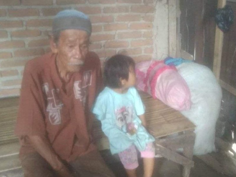 Seorang kakek tinggal bersama cucunya di rumah lapuk berlantai tanah di Lingkungan Borongbilalang, Majannang, Kelurahan Kalabajeng, Kecamatan Bajeng, Kabupaten Gowa, Sulawesi Selatan.