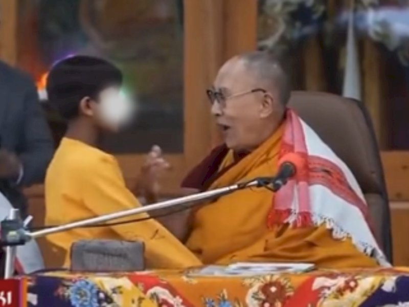 Dalai Lama Dihujat dan Minta Maaf usai Minta Bocah Isap Lidahnya (Tangkapan Layar on Twitter)