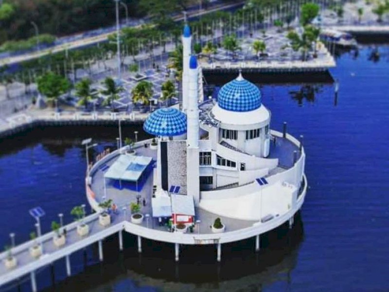 Masjid Terapung Pantai Losari Makassar Amirul Mukminin. [Foto: @angga_fpv2an]
