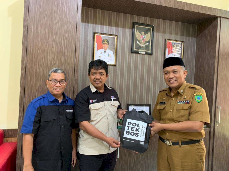 Kepala Dinas Sosial Maros Nuryadi (kanan) saat audiensi Poltekbos Makassar terkait pengembangan Gerakan Ayo Kuliah di Maros, Seni (10/4/2023). @Jejakfakta/dok Humas Poltekbos Makassar