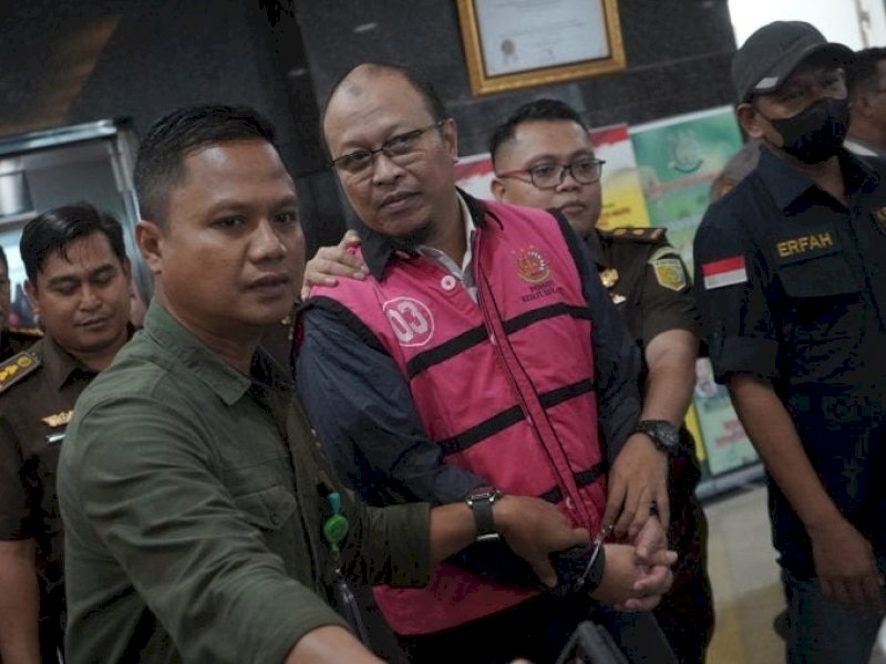 Kejati Sulsel langsung menahan Mantan Direktur Utama PDAM Makassar Haris Yasin Limpo yang baru Selasa (11/4/2023) ditetapkan sebagai tersangka kasus dugaan korupsi PDAM Kota Makassar.