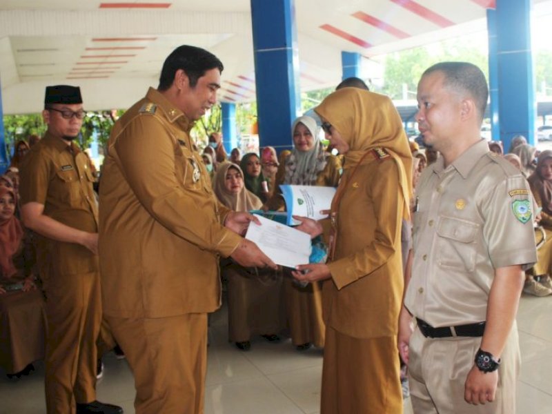 Bupati Maros Chaidir Syam telah menyerakan Surat Keputusan(SK) kenaikan pangkat ASN periode 1 April 2023. @Jejakfakta/dok Pemkab Maros