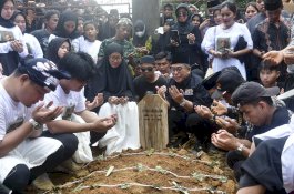 IAS Tak Kuasa Membendung Air Mata Saat Jenazah Syukur Bijak Digotong
