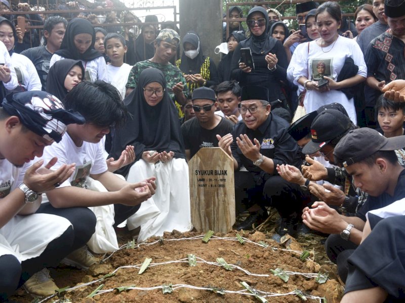 Ilham Arief Sirajuddin (IAS) tak bisa membendung air mata saat pemakaman Syukur Bijak, Selasa (11/04/2023) @Jejakfakta/Reza Arifuddin