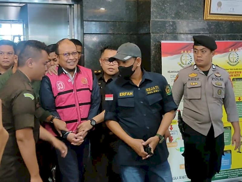 Haris Yasin Limpo keluar dari lift mengenakan rompi berwarna merah jambu atau pink. Rompi tersebut bertuliskan Tahanan Tipikor Kejati Sulsel. @Jejakfakta/Atri