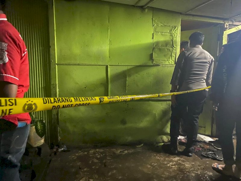 Polisi memberikan tanda garis polisi di rumah korban di Jl. Sultan Alauddin Makassar. @Jejakfakta/Samsir