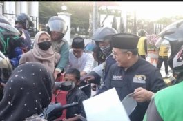 Berkah Ramadan, Sahabat IAS Lutra Bagi Takjil Sampai Kota Palopo
