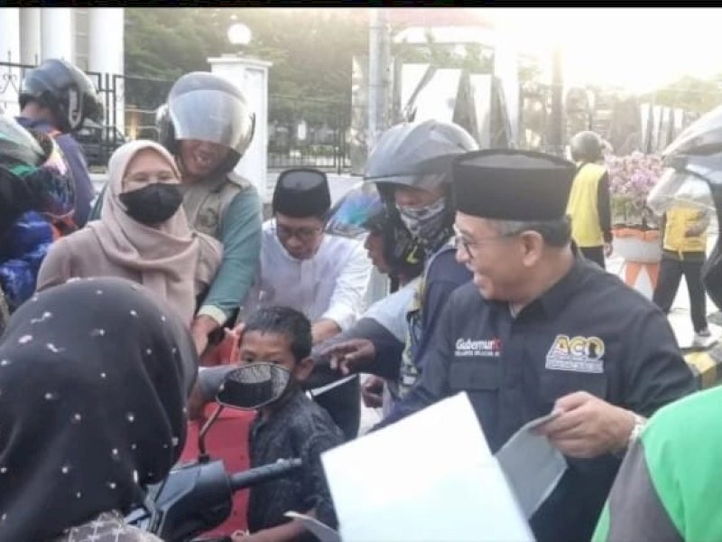 Ilham Arief Sirajuddin (IAS) ikut berbagi takjil bersama sahabat IAS Lutra di Kota Palopo, Selasa (11/04/2013). Jejakfakta/Reza Arifuddin