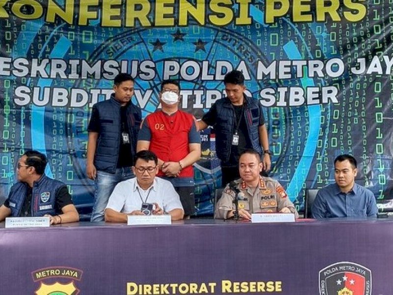 Polisi menangkap penyebar QRIS 'palsu' pada kotak amal di Masjid Istiqlal hingga masjid di Jaksel. Pelaku berinisial MIM (49) ditampilkan memakai baju tahanan. @Jejakfakta/dok. (Wildan N/detikcom)