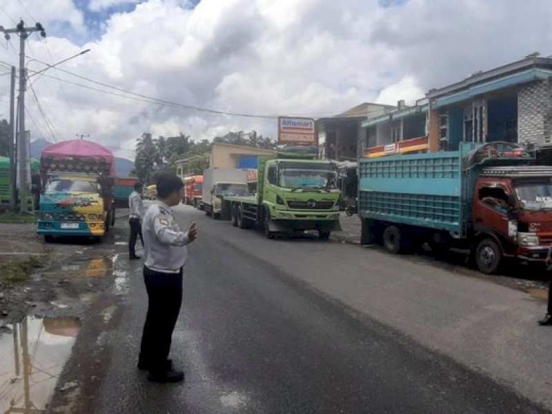 Petugas mengatur lalu lintas di tengah penerapan sistem buka tutup jalan di jalur Camba, Kabupaten Maros. (Dok. Istimewa)
