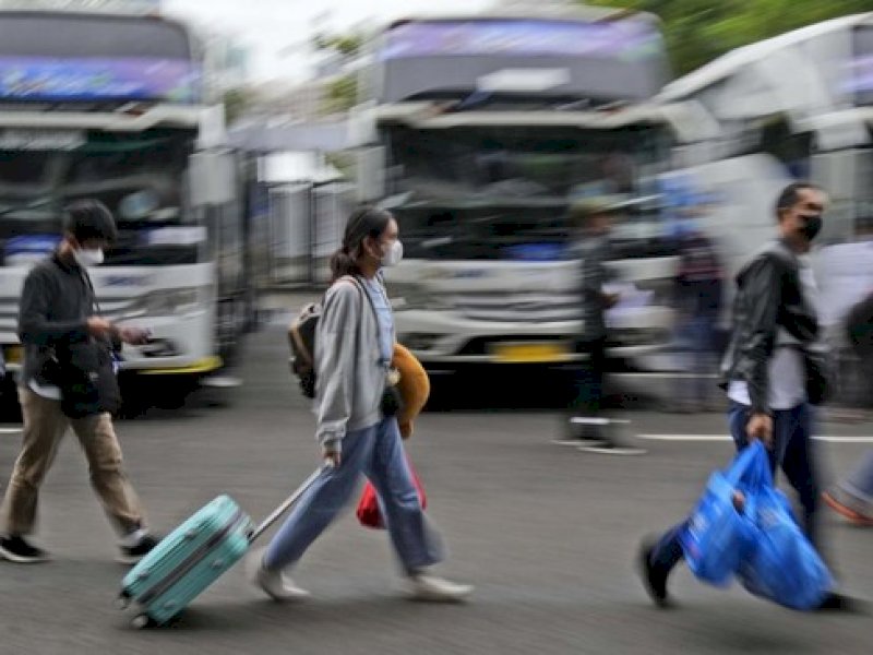 Dinas Perhubungan kembali menggelar program mudik gratis pada Lebaran tahun ini khusus untuk mahasiswa. Ilustrasi. (AP/Dita Alangkara).
