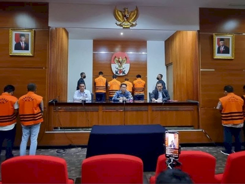 KPK konferensi pers di Gedung Merah Putih penetapan 10 orang tersangka dalam kasus dugaan suap proyek pembangunan dan pemeliharaan jalur kereta api, termasuk pejabat DJKA, Kementerian Perhubungan, Kamis (13/4/2023). [Foto dok: Syakirun Ni'am/kompas.com]
