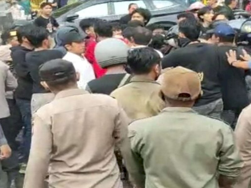 Dirman Saso meliput tindakan brutal anggota Kepolisian Polres Bulukumba saat mengamankan aksi unjuk rasa yang berlangsung rusuh di sekitar Mall Mega Zanur, Bulukumba, Sulawesi Selatan, Senin 10 April 2023. Saat itu juga Dirman rupanya menjadi sasaran tindak kekerasan oleh oknum polisi. (Syarief/terkini.id).