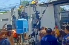 Danny Pomanto Diperiksa Kejati Sulsel Terkait Kasus Dugaan Korupsi PDAM Makassar, Simpatisan Danny Nekat Manjat Pagar