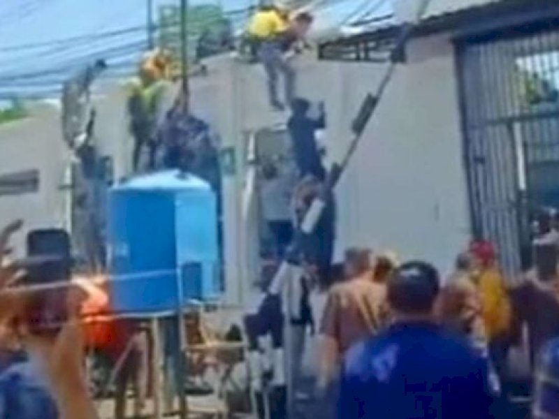 Tangkapan layar video viral sejumlah massa mendatangi kantor Kejati Sulsel saat Danny Pomanto diperiksa terkait kasus dugaan korupsi PDAM Makassar. @Jejakfakta/tangkapan video