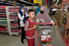 Naoemi Octarina Berbagi Kado Lebaran Anak Yatim dan Kaum Dhuafa