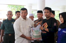 Bulukumba Berzakat, Bupati Andi Utta Tunaikan Zakat Fitrah dan Bagikan Paket Lebaran Ceria