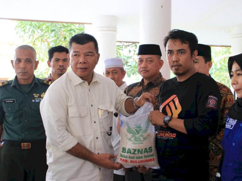 Bupati Bulukumba Andi Muchtar Ali Yusuf menyerahkan zakat fitrahnya kepada petugas zakat dari Baznas Bulukumba dan bagikan paket lebaran ceria. @Jejakfakta/dok. Humas Pemkab Bulukumba