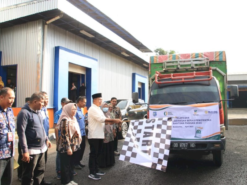 Bupati Bulukumba Andi Muchtar Ali melepas penyaluran bantuan beras CPP ini untuk bantuan pangan kepada keluarga miskin. @Jejakfakta/dok humas Pemkab Bulukumba