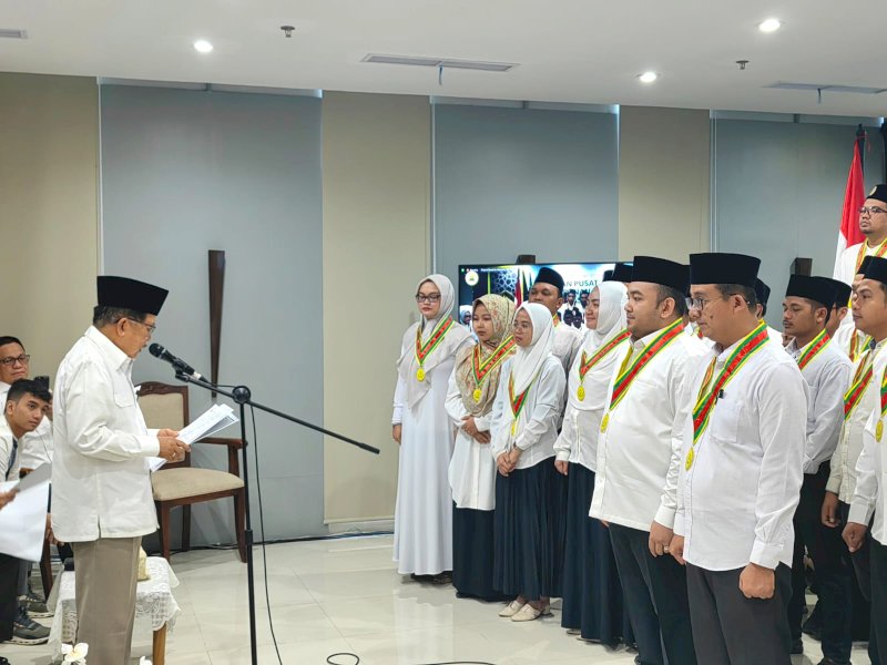 Ketua Umum Dewan Masjid Indonesia (DMI) Jusuf Kalla (JK), melantik pengurus baru Perhimpunan Remaja Masjid (PRIMA) DMI, masa bhakti 2023-2027 di Jakarta, Sabtu (15/04/2023). @Jejakfakta/Rudi Gunawan