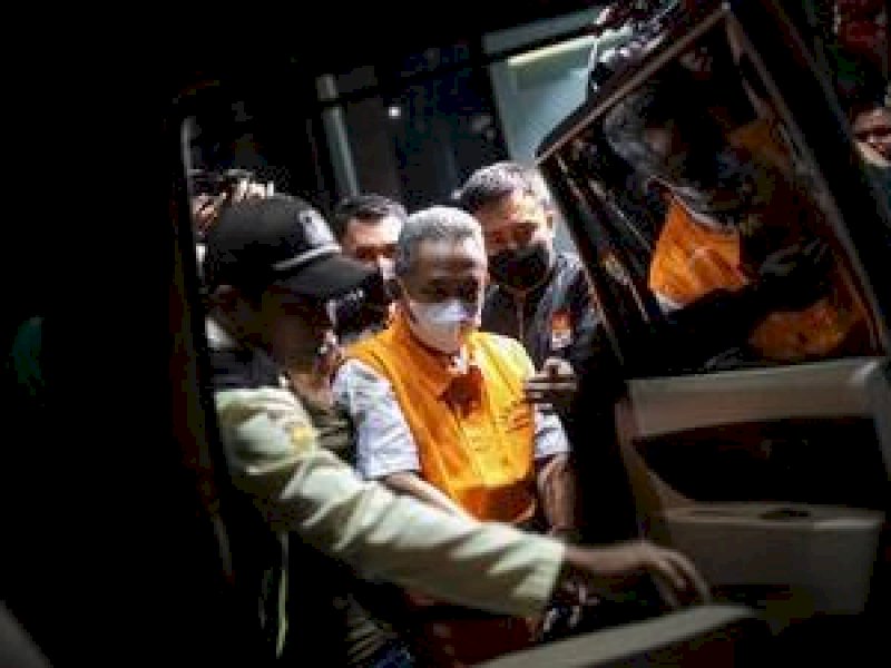 Komisi Pemberantasan Korupsi (KPK) menyatakan Yana Mulyana, Wali Kota Bandung, dan lima orang lainnya sebagai tersangka kasus dugaan korupsi suap pengadaan CCTV dan ISP (Internet Service Provider) Bandung Smart City. (CNNIndonesia/ Adi Maulana Ibrahim).