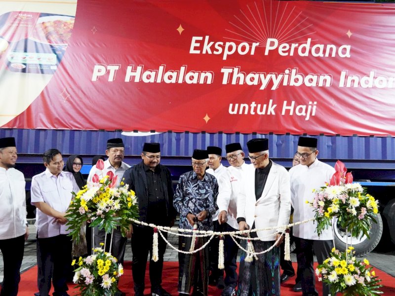 Prosesi pelepasan satu kontainer produk makanan siap saji (meals ready to eat) ini ditandai dengan pengguntingan pita di Showroom MakanKu Jalan A. Yani No.224, Gumpang Lor, Pabelan, Kartasura. @Jejakfakta/dok Kemenag