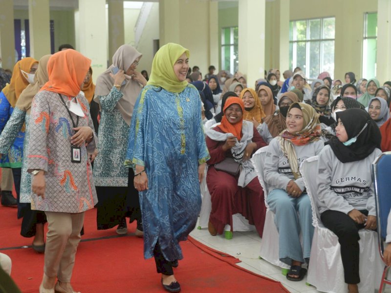 Legislator DPR RI Komisi IX Aliyah Mustika Ilham bersama Kementerian Kesehatan RI sosialisasi penggunaan Alat kesehatan dan Perbekalan Kesehatan Rumah Tangga (PKRT) di Takalar. @Jejakfakta/Reza Arifuddin
