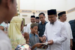 Usai Salat Berjamaah di Takalar, Gubernur Andi Sudirman Diserbu Anak-Anak