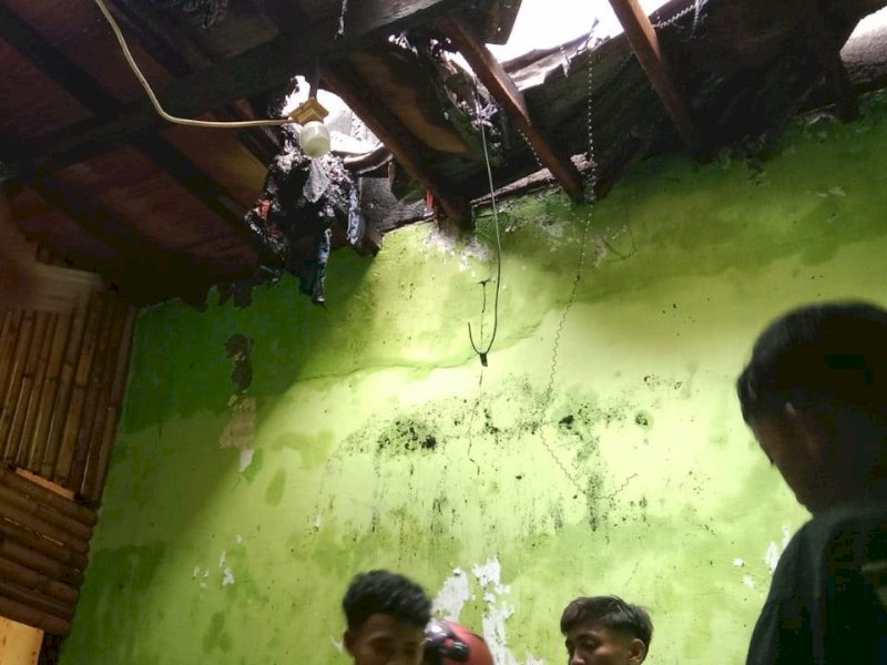 1 rumah ludes di lalap api di Jl. Batua Raya 7 Lorong 1, Minggu (16/4/2023). @Jejakfakta/Samsir