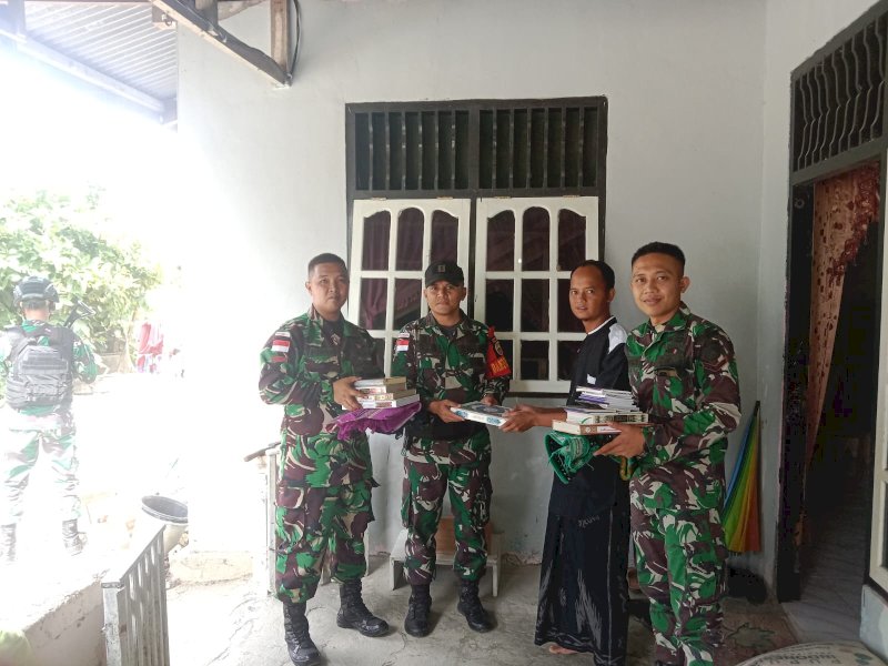 Satgas Pamtas Yonif 132/ Bima Sakti memberikan bantuan berupa mushaf Al-Qur'an kepada TPQ Al-Hikmah Kampung Warbo Arso VII, Distrik Arso Barat, Kabupaten Keerom, Papua, Sabtu (15/4/2023).