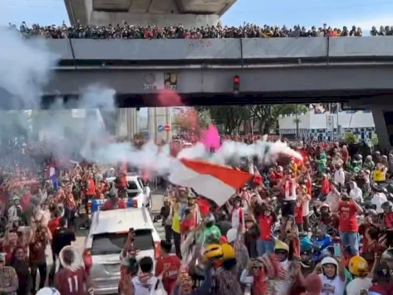 Ribuan suporter PSM Makassar melakukan konvoi merayakan gelar juara Liga 1 2022/2023 di Kota Makassar, Senin (17/4/2023). @Jejakfakta/ist