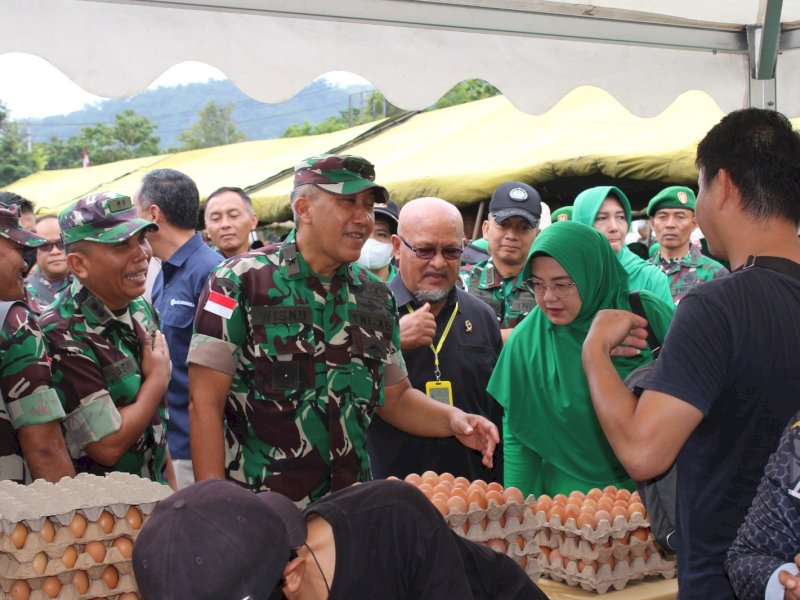 Kasdam XVII/Cenderawasih Brigjen TNI R. Sidharta Wisnu Graha hadir membuka bazar dan pasar murah Ramadan di Lapangan Trikora, Jl Raya Abepura-Sentani, Kota Jayapura, Papua, Senin (17/4/2023).