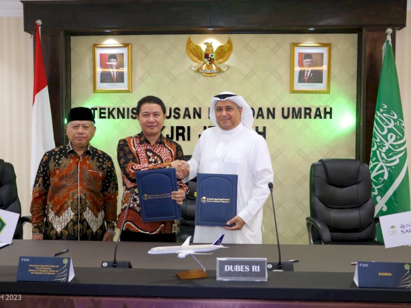 Penandatanganan perjanjian kerja sama pengangkutan jemaah haji reguler oleh Dirjen PHU, Hilman Latief dan General Manager, Hajj and Umrah Revenue Management and Sales, Amer Al Ghamdi, di Kantor Urusan Haji KJRI Jeddah, Senin (17/4/2023). @Jejakfakta/dok. Kemanag