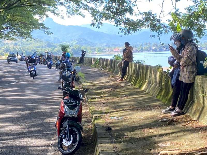 Mudik Lebaran. Sejumlah pengendara roda dua di jalur Makassar - Parepare memilih istirahat saat mudik ke kampung halamannya. @Jejakfakta/Atri