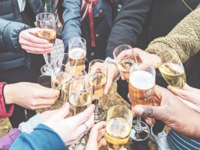 Ilustrasi sejumlah orang memegang gelas berisi minuman. @Jejakfakta/dok. Unsplash - Christine Jou @chriskjou
A-A+