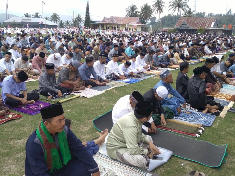 Ribuan warga Muhammadiyah di Kecamatan Alla, Kabupaten Enrekang melaksanakan sholat Idul Fitri 2023 di Lapangan Sepak Bola Belajen, Jumat (21/04/2023). @Jejakfakta/Nurdin Amir