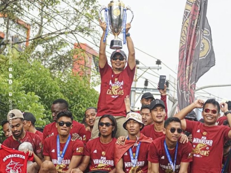 Direktur Utama PSM Makassar angkat Piala Juara Liga 1 2022/2023. @Jejakfakta/dok. PSM