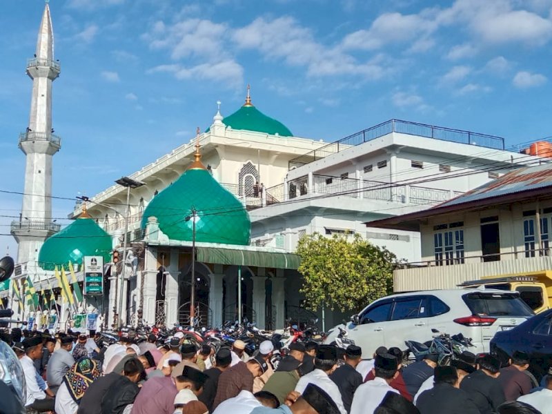 Ribuan warga melaksanakan Salat Idul Fitri di Masjid Nurut Taubah, di jalan Trans Sulawesi, Desa Lapeo, Kabupaten Polman, Sulawesi Barat, Sabtu (22/04/2023) pagi.&nbsp;@Jejakfakta/Samsir