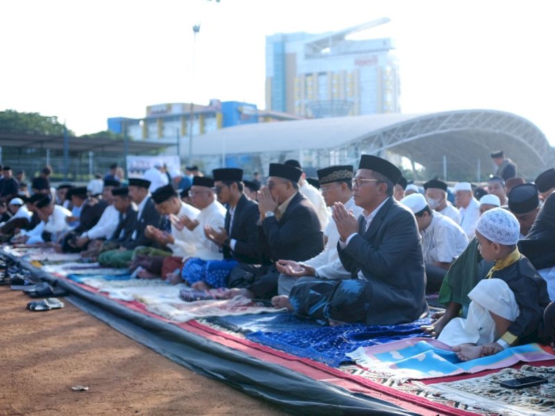 Danny Pomanto Salat Ied bersama ribuan warga Kota Makassar melaksanakan Salat Idul Fitri 1444 Hijriah di Lapangan Karebosi, Sabtu (22/04/2023). @Jejakfakta/dok Humas Pemkot Makassar