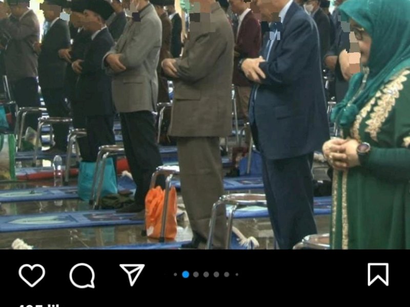 Unggahan foto salat Idul Fitri di Masjid Rahmatan Lil Alamin Ponpes Al-Zaytun, Kabupaten Indramayu, Jawa Barat, Sabtu (22/4/2023), memicu kontroversi karena jamaah perempuan bercampur di saf laki-laki. (Instagram)