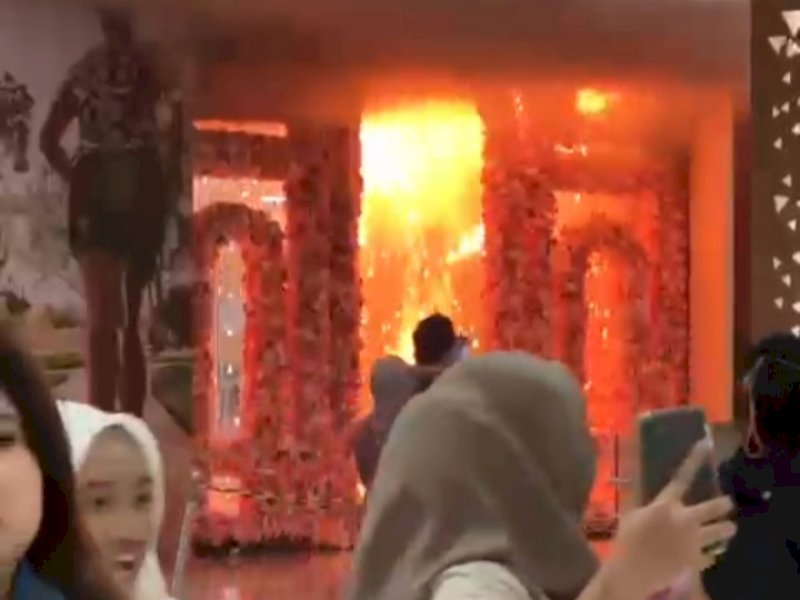 Sejumlah warga berlarian menyelamatkan diri saat terjadi kebakaran di Trans Studio Mall Makassar, Senin (24/04/2023). 