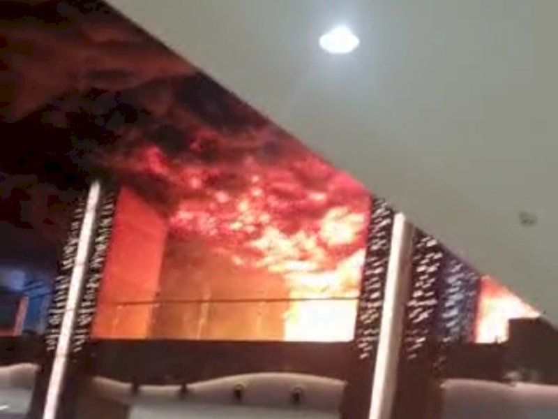 Kebakaran hebat melanda Trans Studio Mall Makassar, ratusan warga terjebak berusaha dievakuasi tim Damkar, Senin (24/04/2023). @Jejakfakta