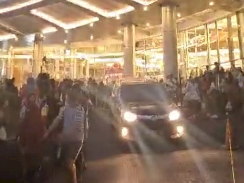 Ratusan pengunjung Trans Studio Mall (TSM) Makassar berlarian saat melakukan evakuasi diri sendiri saat terjadi kebakaran. @Jejakfakta/screenshot video viral