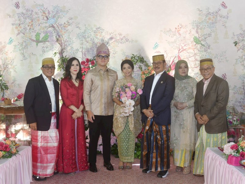 Putri Ilham Arief Sirajuddin, Siti&nbsp;Hamsinah Khaeratunnisa dilamar Andi&nbsp;Anugrah&nbsp;Manggabarani, putra dari pengusaha Andi Idris Manggabarani, Senin, 24 April 2023.&nbsp;@Jejakfakta/Reza Arifuddin

