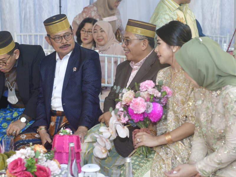 Menteri Pertanian Syahrul Yasin Limpo berbincang dengan Ilham Arief Sirajuddin di Jl Gunung Batu Putih, Makassar, Sulawesi Selatan, Senin, 24 April 2023.&nbsp;@Jejakfakta/Reza Arifuddin