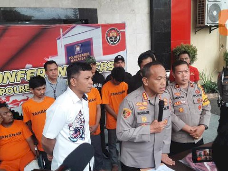 Polrestabes Makassar tangkap 5 pelaku penganiayaan pemudik asal Kalimantan. @Jejakfakta/ dok Liputan6.com/Fauzan