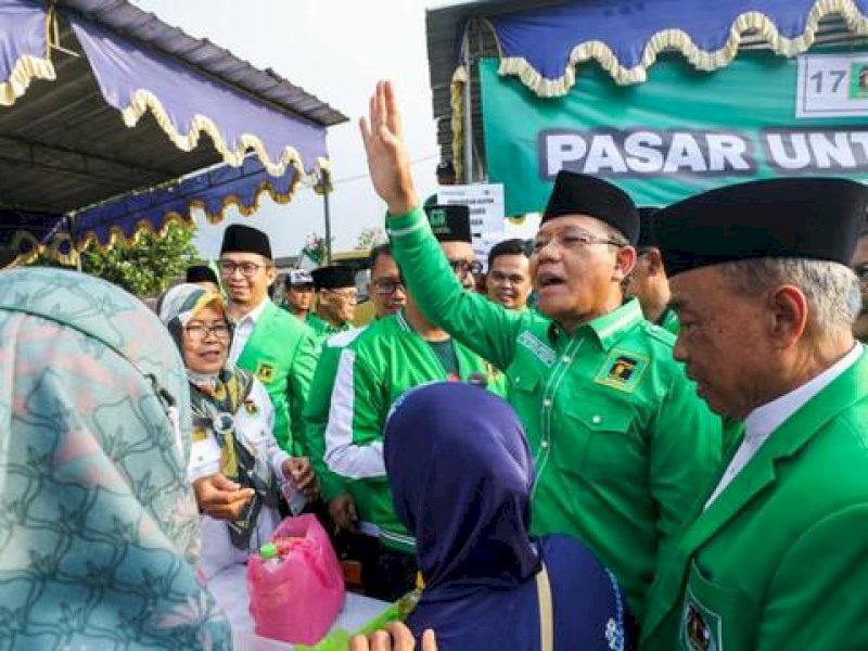 Bersamaan dengan momentum pengumuman calon presiden (capres) Ganjar Pranowo, Partai Persatuan Pembangunan (PPP) menggelar pasar rakyat untuk warga di kediaman Plt Ketua Umum PPP Muhamad Mardiono di Kabupaten Sleman, Yogyakarta. @Jejakfakta/istimewa