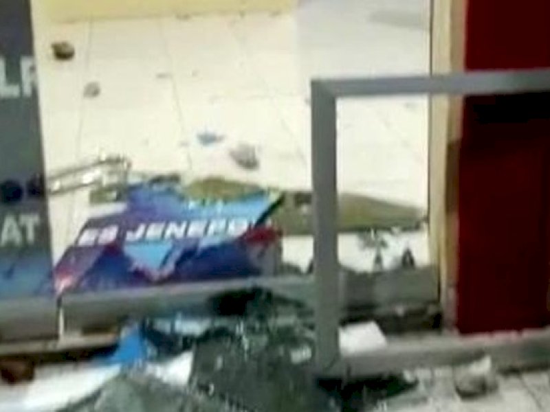 Pengerangan markas Polres Jeneponto, sejumlah kaca kantor pecah. @Jejakfakta/dok. Ist.