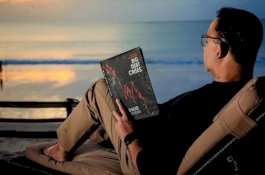 Anies Baswedan Unggah Momen Santai Baca Buku "Big Debt Crises"