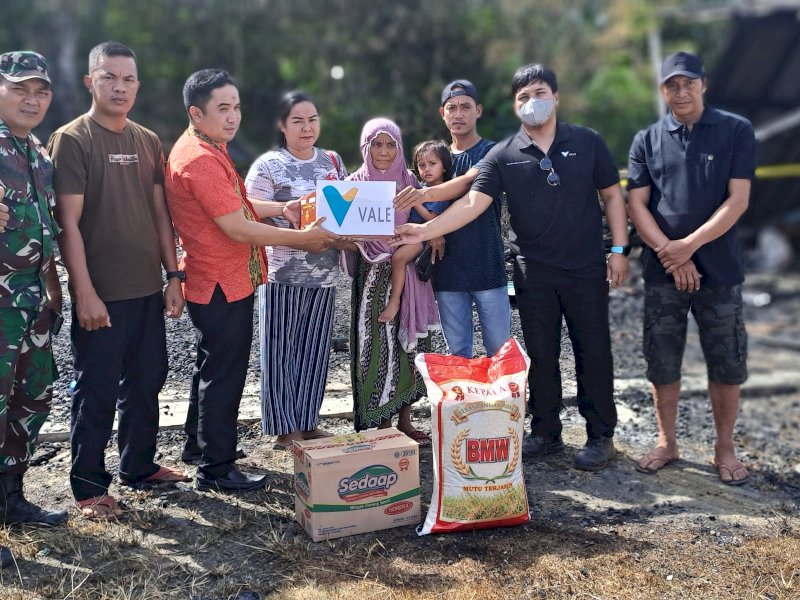 PT Vale Serahkan Bantuan untuk Korban Kebakaran di Desa Puubunga, Kolaka. (Foto : PT Vale)